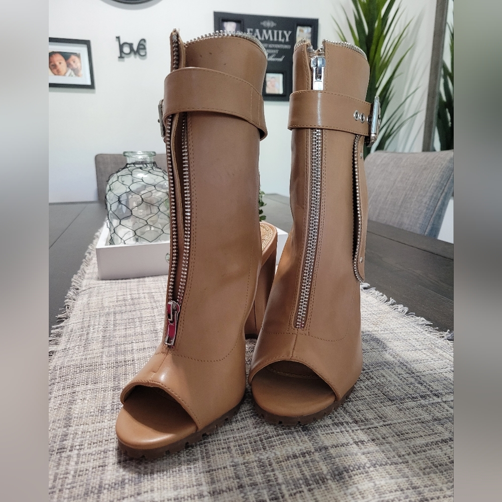 Heel shoes